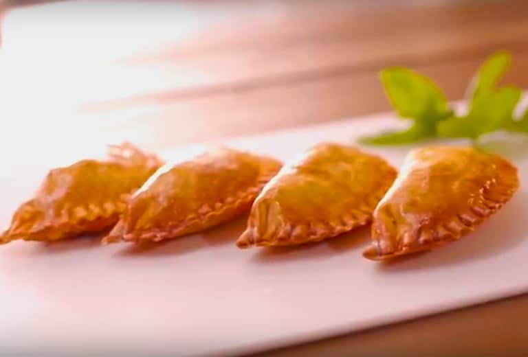 Te ofrecemos esta receta de empanadillas de atún con tomate