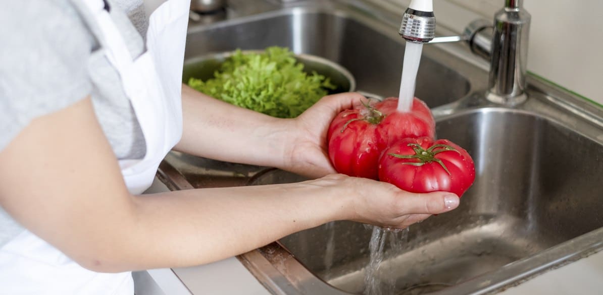 Manejar los alimentos de manera correcta e higiénica es de gran importancia para la conservación de la salud y la vida