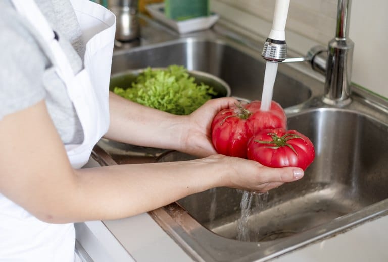 Manejar los alimentos de manera correcta e higiénica es de gran importancia para la conservación de la salud y la vida