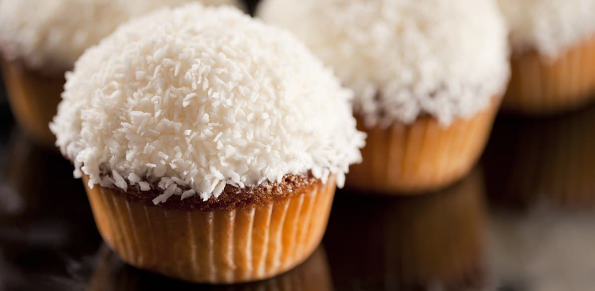 Si te gusta el dulce pero eres de los que se sienten culpables después de disfrutar de una buena dosis de azúcar, te proponemos unos muffins de coco