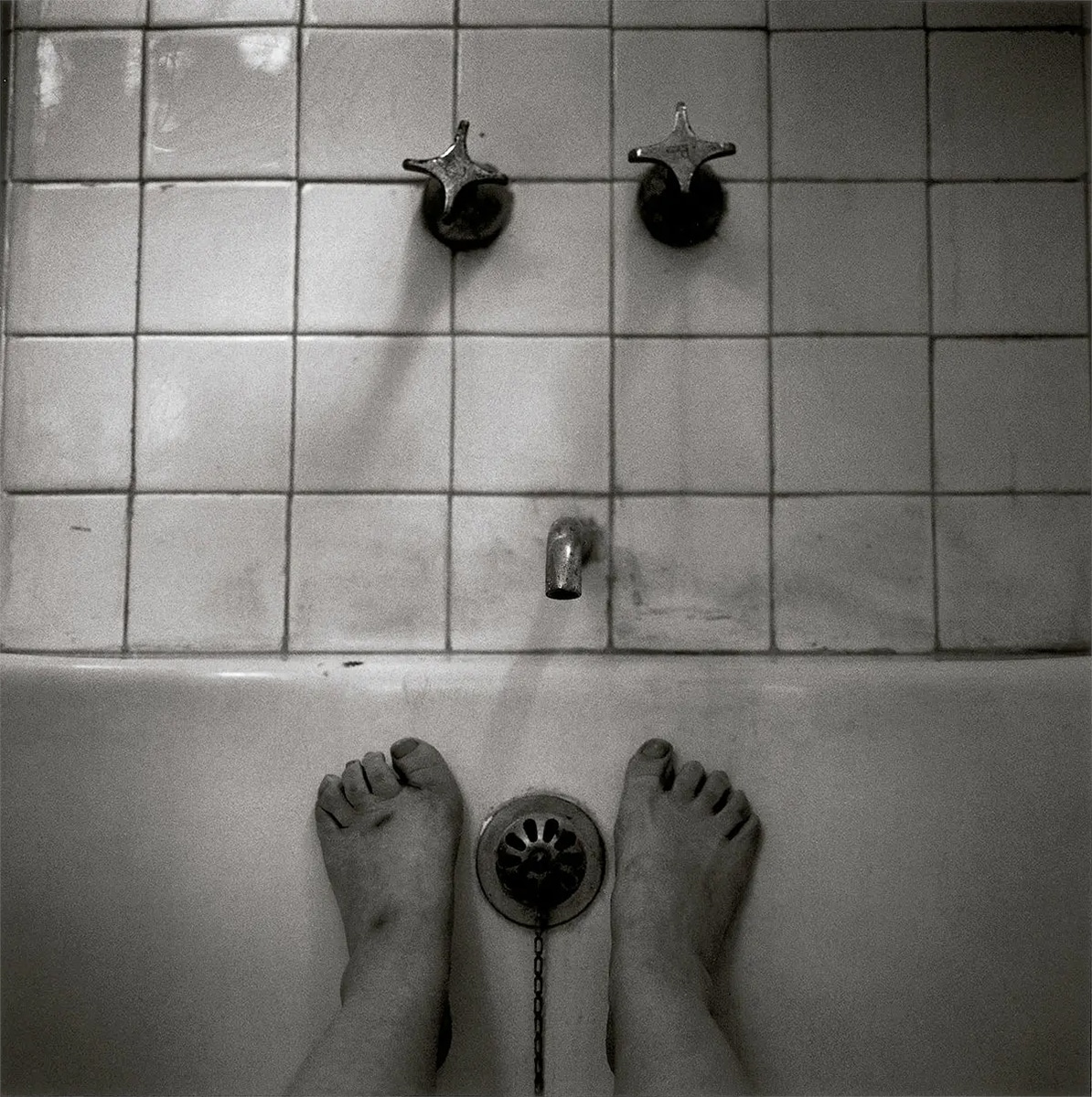 Fotografía en blanco y negro de Graciela Iturbide perteneciente a la serie El baño de Frida, que muestra objetos personales e íntimos hallados en el baño clausurado de Frida Kahlo en La Casa Azul, Coyoacán, Ciudad de México, abierto tras permanecer cerrado durante cincuenta años desde la muerte de la artista en 1954.