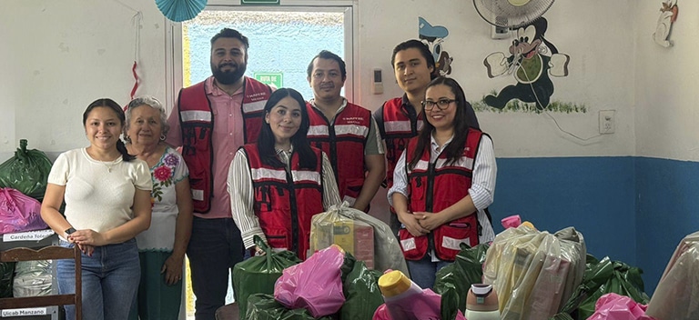 Voluntarios de Fundación Mapfre realizando una entrega de donaciones a personas mayores en México.