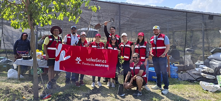 Voluntarios participando en una jornada de reforestación y cuidado del medio ambiente en México.