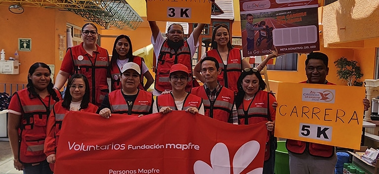 Grupo de voluntarios de Fundación Mapfre durante una carrera solidaria en México.