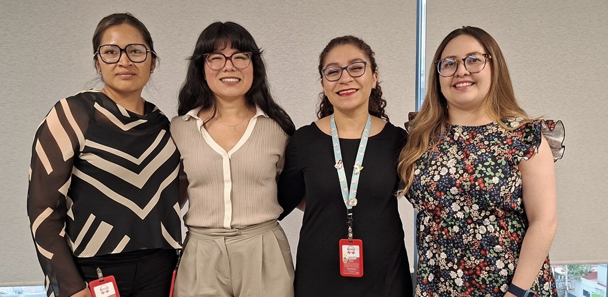 Mujeres compartiendo una jornada de convivencia y reconocimiento durante la celebración del Día de las Madres
