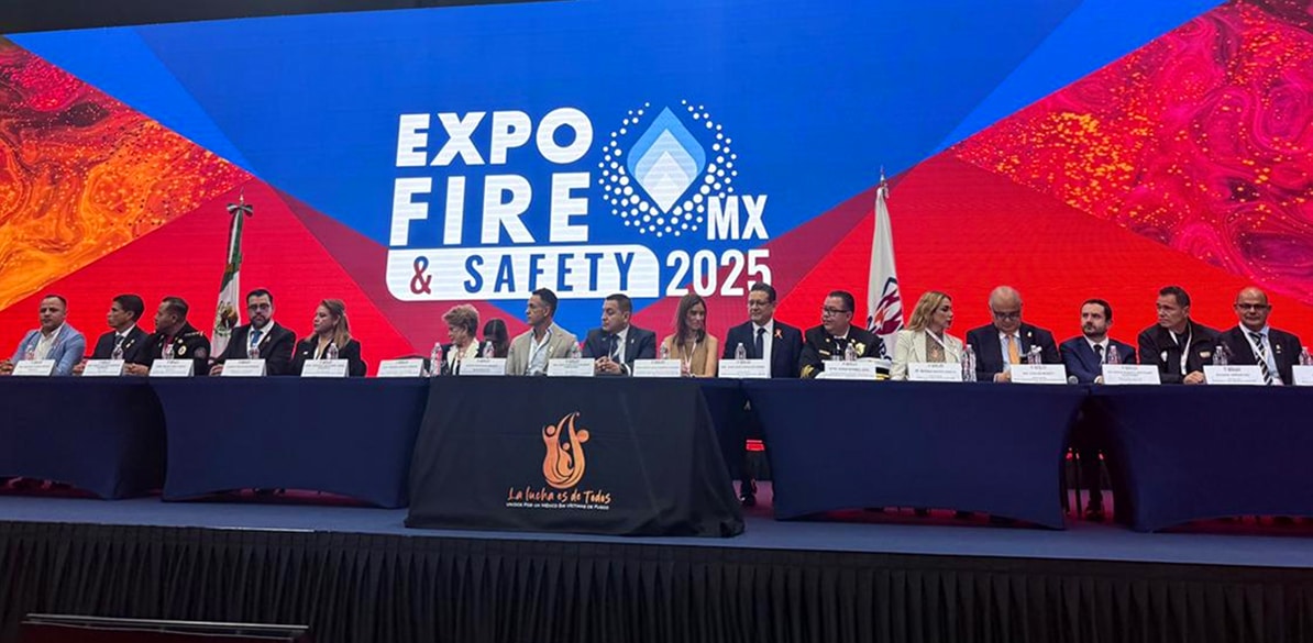 Foto de la inauguración de la Expo Fire & Safety 2025 en Guadalajara, con una mesa de conferencias donde se encuentran representantes de Fundación MAPFRE y autoridades locales, mientras se exhibe el logo del evento en el fondo. En la mesa, participan figuras de seguridad, protección civil y bomberos, mostrando un ambiente de colaboración en la prevención de incendios y riesgos.