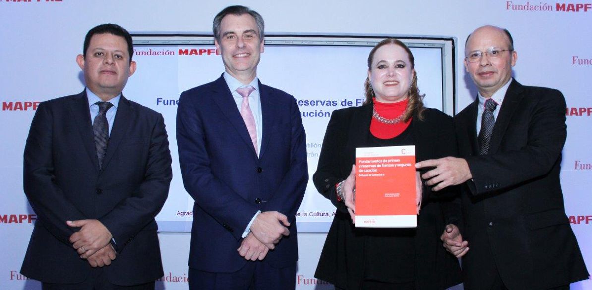 El pasado 21 de noviembre se presentó el libro “Fundamentos de primas y reservas de fianzas y seguros de caución”, editado por al Área de Seguros y Previsión Social de Fundación MAPFRE