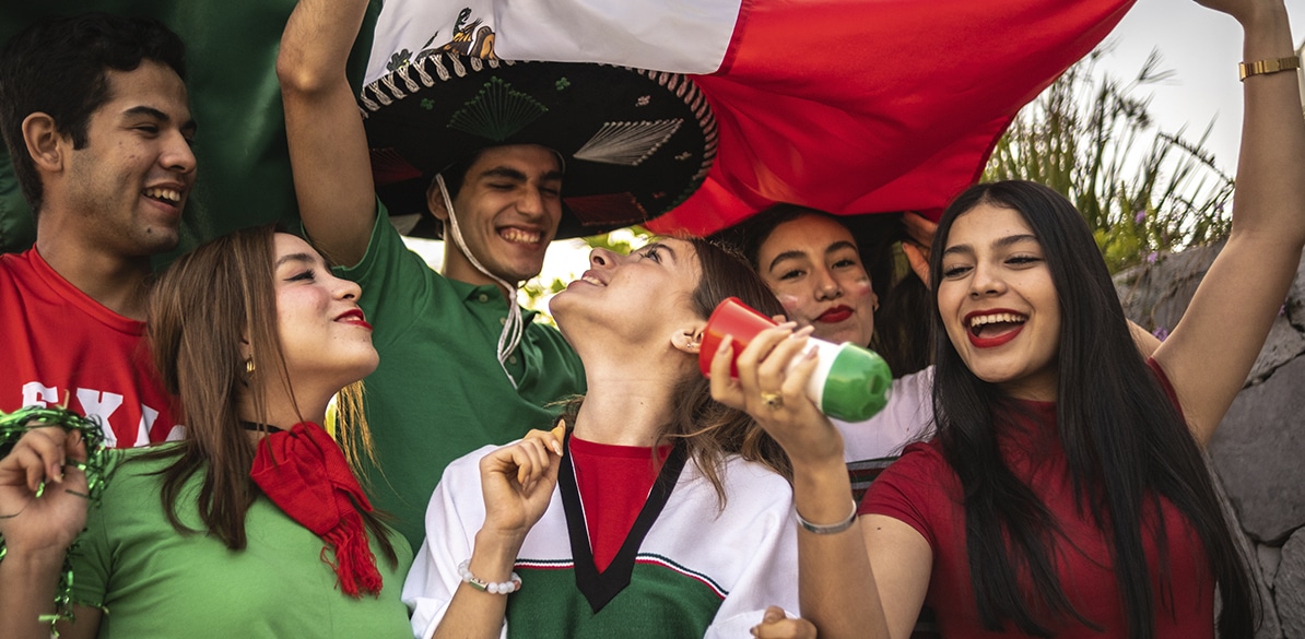 ¡Empieza el Mundial! Aficionados celebran con la bandera de México durante el Mundial 2026