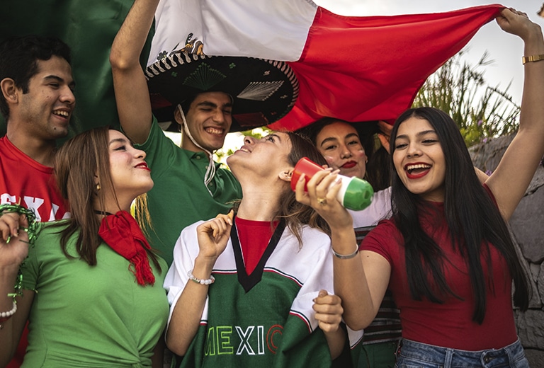 Aficionados celebran con la bandera de México durante el Mundial 2026