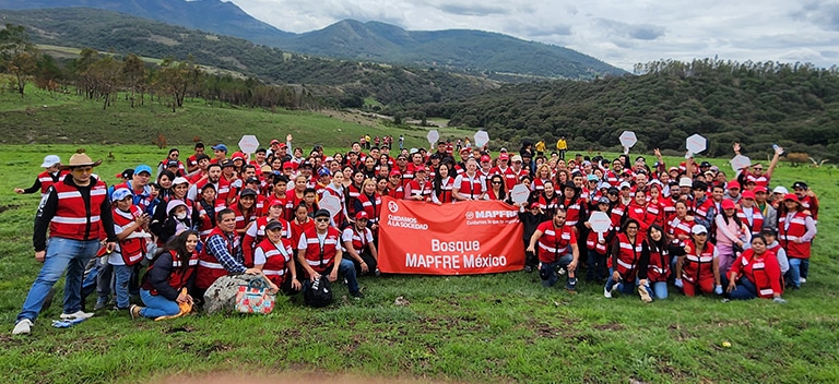 Más de 100 voluntarios de Fundación Mapfre México en jornada de reforestación en Bosque Mapfre con paisaje montañoso