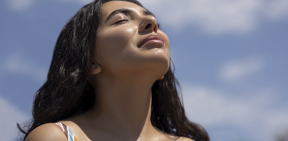 Este otoño tienes un reto: cuidar tu salud Mujer disfrutando de un momento de bienestar al aire libre