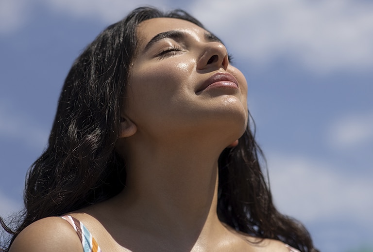 Mujer disfrutando de un momento de bienestar al aire libre