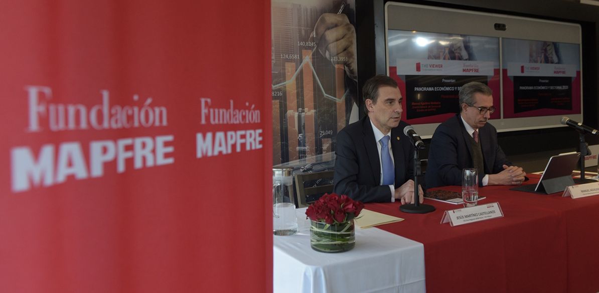 El Director General del Servicio de Estudios de MAPFRE, Manuel Aguilera y el CEO LATAM Norte y MAPFRE México, Jesús Martínez, presentaron frente a medios de comunicación, líderes de la industria y aliados estratégicos, el informe “Panorama Económico y Sectorial 2020”