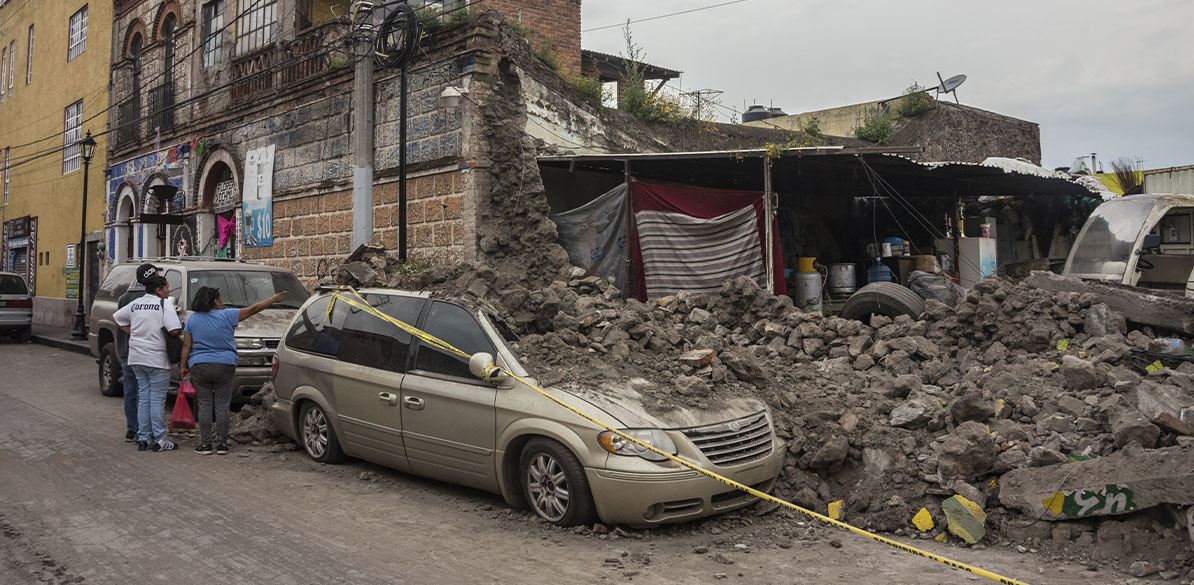 Memoria y solidaridad en México Terremoto en México con edificios dañados y vehículos entre los escombros