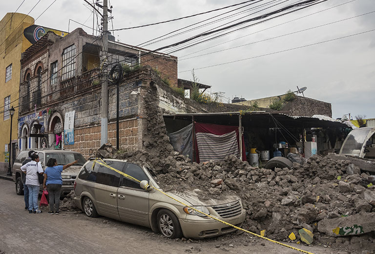 Terremoto en México con edificios dañados y vehículos entre los escombros