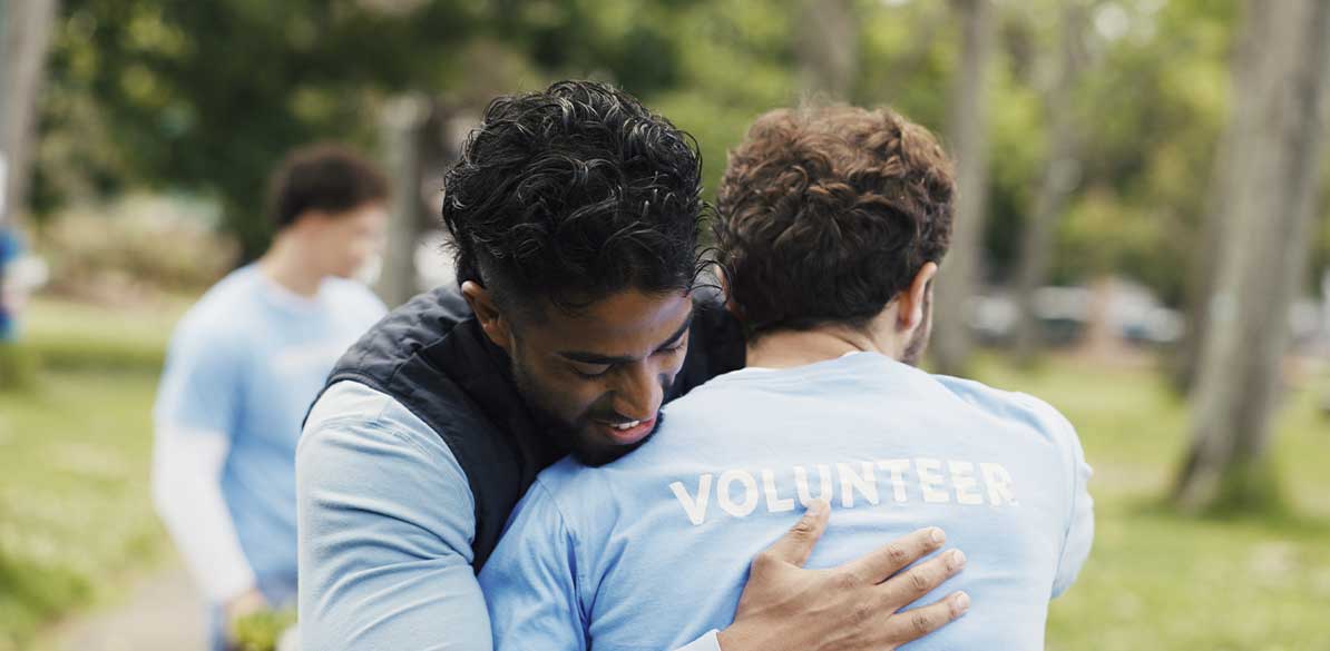 Día Internacional de la Esperanza Voluntarios de Fundación Mapfre abrazándose durante una jornada de acción social.